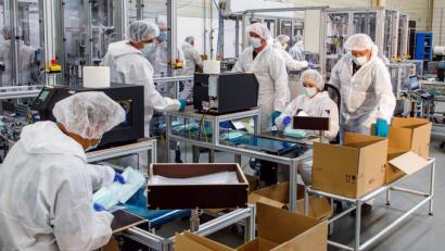 Bild: Hösamer
Auf zwei Maschinen produziert BMW nun Mund-Nasen-Schutz für seine Mitarbeiter. Die Kapazität liegt bei 200000 Stück pro Tag. Die Masken werden aus dreilagigem Vlies geschweißt, Nasendraht und Bänder vollautomatisch angebracht. Die Maschinen dafür stammen aus Amberg.
