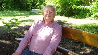 Bild: Houschka
Anzug und Krawatte waren lange seine täglichen Begleiter. Jetzt sitzt Alt-OB Helmut Hey in Jeans und Freizeithemd auf der von ihm selbst geschreinerten Gartenbank und sagt: "Es ist alles gut, so wie es ist".