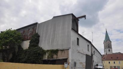 Bild: ws
Für die Zukunft des alten "Senestrey-Hauses" hat sich Planer Florian Schabner Gedanken gemacht. So könnten die Gebäudeteile bis zu acht Wohnungen aufweisen. Der alte Stadel (links) hat einen geringeren Wert und könnte komplett umgebaut werden.