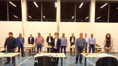 Bild: amö
Mit Ausreichen Abstand stellen sich die neuen Markträte und Bürgermeister auf fürs Gemeinschaftsfoto: (von links) Michael Sächerl, Robert Eibl (Dritter Bürgermeister), Gerhard Baier, Markus Fichtinger (Zweiter Bürgermeister), Michael Wagner, Sonja Meier (Bürgermeisterin), Michael Merthan, Benedikt Hutzler, Andreas Höcherl, Johann Drexler, Christian Bronold und Kerstin Bauer.