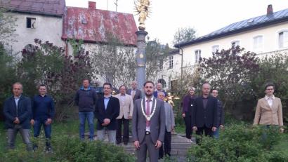 Bild: gis
Das Umfeld des „Wahrzeichens“ Fichtelbergs, der Mariensäule, soll laut Bürgermeister Sebastian Voit (vorne Mitte) zum Glänzen gebracht werden. Das sagte er dem Gemeinderat zu: (von links) Verwaltungsleiter Thomas Förster, Michael Köferl, Thomas Mathy, Dritter Bürgermeister Jens Eckert, Hans-Georg Braun, Michael Voit, Werner Hackenschmidt, Siegbert Schöler, Franziska Sendbühler, Zweiter Bürgermeister Bernhard Kraus, Frank Unterburger und Manuela Hornung.