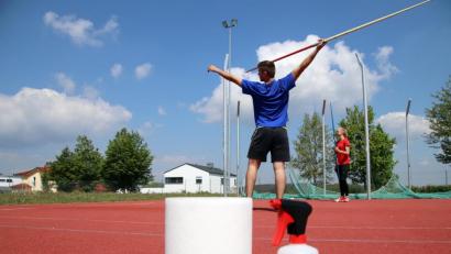 Bild: jma
Paul Pöllmann (vorne) und Ronja Melzner beim ersten Freilufttraining nach über einem halben Jahr. Die Leichtathleten des SC Eschenbach starteten am Samstag unter strengen Vorgaben wieder ins Training. Die kleineren Athleten müssen noch etwas warten.