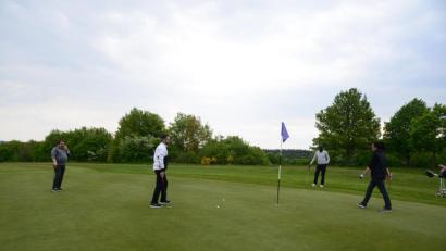 Bild: bey
Sichtbar wird beim Golf der Abstand von den Spielern eingehalten. Die Fahne am Loch darf nicht wie üblich herausgenommen werden.