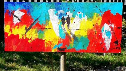 Bild: rgr
Mit der Aktion "Die Kunst darf raus" sollen die gemalten Kunstwerke in Gärten, die von außen einsehbar sind, der Öffentlichkeit präsentiert werden.