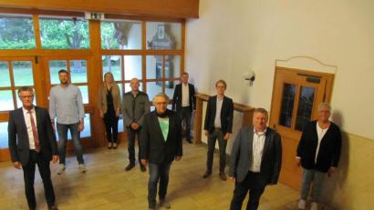 Bild: fg
Acht neu gewählte Stadtratsmitglieder verändern das künftige Gesicht des Hirschauer Stadtrates .
Von links: Bürgermeister Hermann Falk, Stefan Butschek, Michaela Meier, Matthias Dotzler, Christian Feja, Manuel Falk, Florentin Siegert, Martin Merkl und Claudia Stein.