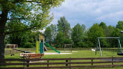 Bild: do
Sogenannte Liegesofas auf den Kinderspielplätzen und an exponierten Stellen der Gemeinde sollen das Wohlfühlklima des Klosterdorfes aufwerten. Das beschloss der Gemeinderat einstimmig. Auch der mustergültig gepflegte Kinderspielplatz in Tremmersdorf (unser Bild) soll ein Sofa erhalten .