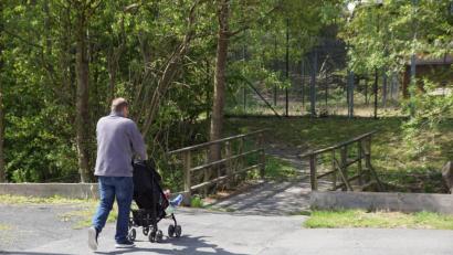 Bild: bkr
Beim Sportplatz verbindet eine der beiden Brücken die beiderseits gelegenen Wohngebiete. Sie wird nicht nur von Fußgängern, sondern auch von Motorradfahrern benutzt. Nach der Erneuerung wurde eine Sperre für Fahrzeuge aller Art gefordert.