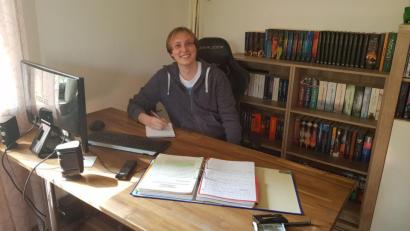 Bild: Bayern 1/exb
Frederik Rosner hat gut lachen: Die Corona-Infektion ist überwunden und Bayern 1 hat ihm ein Wohlfühlwochenende geschenkt. Für das Foto setzte er sich noch einmal auf seinen Homeoffice-Platz.