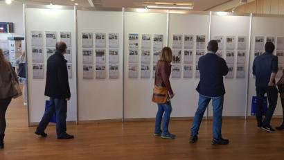Bild: exb
Die große Exposé-Wand gibt traditionell bei der Bau- und Immobilienmesse in Weiden einen umfassenden Überlick über alle derzeit zum Verkauf stehenden Objekte sowie über geplante Bauvorhaben in der Region.