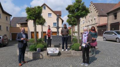 Bild: jzk
Dank und Anerkennung sprach Bürgermeister Roman Schäffler (links) Angelika Steuer (vorne rechts), Jessika Wöhrl-Neuber (hinten rechts) und Miriam Buchner (Dritte von rechts) für die Aktionen „Brautkleider für Kenia“ und „Masken aus Kenia für Kemnath“ aus. Magdalena Dumler (hinten links) kümmerte sich um die Verteilung der Masken.