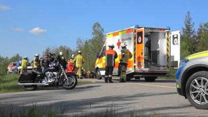 Bild: nic
Notarzt und Sanitäter versorgten die verunglückte Motorradfahrerin an der Unfallstelle, mit mittelschweren Verletzungen wurde sie ins Krankenhaus gebracht. Alarmiert wurden auch die Feuerwehren Großkonreuth und Tirschenreuth.