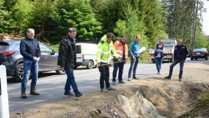 Bild: bey
Im Anschluss an einen Straßenbegrenzungspfosten (links) wird oberhalb des Durchlasses unter der Gemeindeverbindungsstraße Miesbrunn-Reinhardsrieth noch ein einfaches Holzgeländer zur Sicherung des Verkehrs aufgestellt. Das vereinbarten bei der Schlussabnahme die Stadt Pleystein mit Geschäftsleiter Günter Gschwindler, Bürgermeister Rainer Rewitzer und Bauamtsleiter Uli Rupprecht (3. von links) mit Thomas Wagner, Baufirma Rappl, Johannes Menner, Ingenieurbüro Kohl, Birgit Wagner und Robert Nießner, Baufirma Rappl.