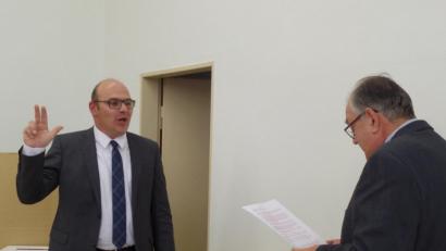 Bild: br
Der neue Bürgermeister Johannes Schmid (links) wird in der konstituierenden Gemeinderatssitzung im Bürgerhaus durch seinen Amtsvorgänger und älteste Gemeinderatsmitglied Gerd Löckler vereidigt.
