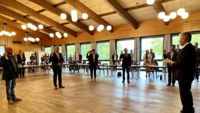 Bild: Eichl
Bürgermeister Robert Lindner vereidigt die neuen Markträte: von rechts Christoph Winkler (FDP/UB), Mathias Schnabl (CSU), Dr. Julia Bayer (CSU), Günter Stich (SPD), Björn Beer (AfD).