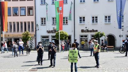 Bild: Beate Luber
Den Versuch einer Spontandemo unterbindet die Polizei auf dem Oberen Markt.