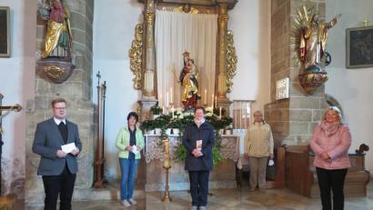 Bild: jzk
Vor dem Marienaltar sagte Stadtpfarrer Thomas Kraus den Mitgliedern der Frauenbund-Führungsrunde, Maria Drechsler, Agnes Emerig, Rita Ponnath und Regina Frank (von rechts), „Vergelt`s Gott“.