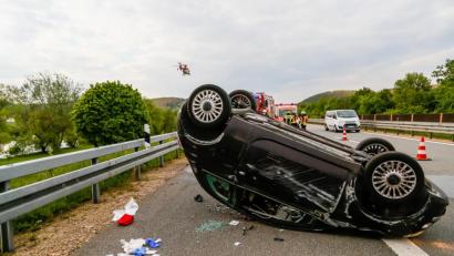 Bild: Hösamer
Der Fiat der mutmaßlichen Unfallverursacherin überschlug sich. Die beiden Insassen wurden leicht bis mittelschwer verletzt.