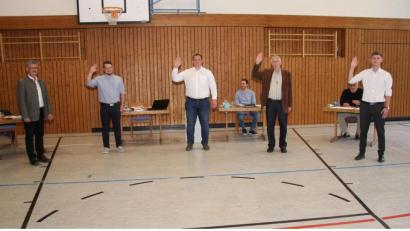 Bild: wro
Bürgermeister Wolfgang Braun (links) vereidigte die neuen Markträte Nico Wolf, Ernst Tippmann, Christopher April und Philipp Gerg (von rechts).