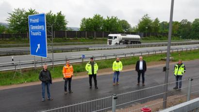 Bild: hm
Überzeugten sich vom erfolgreichen Abschluss der Bauarbeiten im Gewerbegebiet "Am Kalvarienberg": (von links) Mike Wennig, Torsten Fiedler (Firma Schulz), Gunther König (Ingenieurbüro), Franz Pösl (Stadt Pfreimd) Bürgermeister Richard Tischler und Bauhofleiter Josef Paulus.