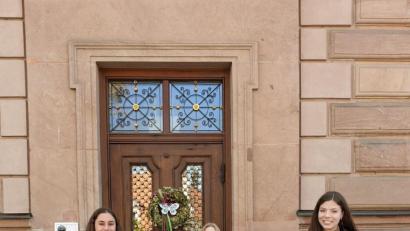 Bild: Florian Hösl / exb
Katharina Wenkmann (links) und Sina Szeri (rechts) freuen sich mit ihrer Lehrerin Veronika Frenzel über die Platzierung beim Regionalwettbewerb.