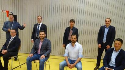 Bild: hou
Bürgermeister Christian Ziegler (hinten links) stellt die neuen Gemeinderäte vor (hinten, ab Zweiter von links): Tobias Dirrigl, Adolf Flierl und Sebastian Kemptner; vorn (von links): Lutz Böhnisch, Hubert Meierhofer jun., Christian Obendorfer und Dominik Schleicher.