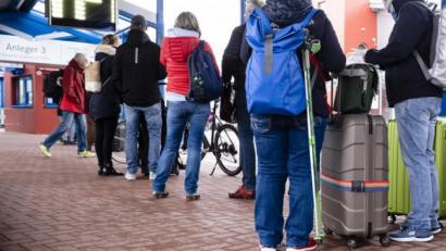Bild: Frank Molter/dpa
Schlangen statt Entspannen: Urlauber am Terminal der Wyker Dampfschiffs-Reederei In Schleswig-Holstein.