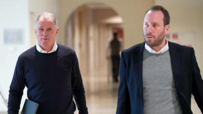 Bild: Arne Dedert/dpa
Geschäftsführer im Gleichschritt: Michael Ströll (rechts) mit seinem Kollegen Stefan Reuter. Ströll führt beim FC Augsburg die Finanzgeschäfte, Reuter ist beim Bundesligisten für das Sportliche zuständig.