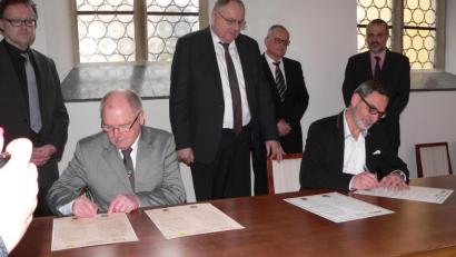 Bild: rn
Am 23. März 2018 beurkundeten im Festsaal des Rathauses Eger die Bürgermeister Peter Lehr und Zdenek Hrlak die Schulpartnerschaft Eschenbach-Eger. Mit im Bild Rektor Wolfgang Bodensteiner (links) und Bezirkstagsvizepräsident Lother Höher.