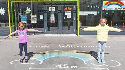 Bild: Gabi Schönberger
Mit Abstand und Maske: Die Erstklässler der Grundschule Neustadt/WN wissen wie's geht.