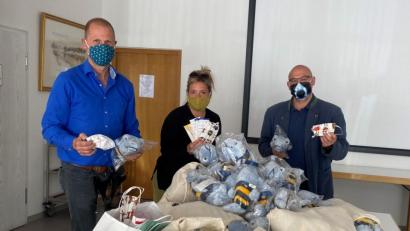 Bild: Hirsch
Christoph Imbach, Elke Reinhardt und Wolfgang Reiner (von links) verteilen die Schutzmasken und Stofftiere an bedürftige Menschen im Landkreis
