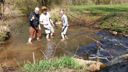 Bild: exb
Das war eine der Aufgaben bei der Schnitzeljagd: Ein Bild senden, bei dem die Teilnehmer barfuß im Flembach stehen.