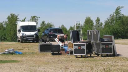 Bild: Hirsch
Der Betrieb eines Freilichtkinos bedarf einer aufwendigen Technik. Sie wurde am Montag installiert. Auf dem Gelände in der Industriestraße in Wackersdorf ist Platz für 250 Autos.