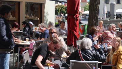 Bild: Kunz
Die Tische vor dem Markthaus am Oberen Markt sind gut besetzt.