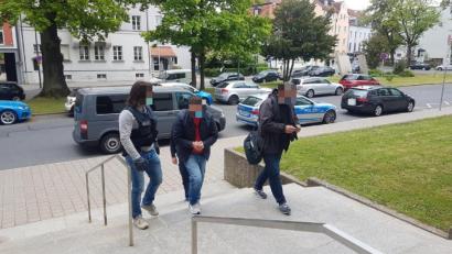 Bild: exb
Darauf haben die Weidener Ermittler lange hingearbeitet: Polizisten führen Rayan S. (Mitte) ins Weidener Gerichtsgebäude.