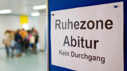 Bild: Julian Stratenschulte
Ein Schild „Ruhezone Abitur“ hängt auf blauem Hintergrund und weist auf die Abiturprüfungen hin. Foto: Julian Stratenschulte/dpa/Archivbild