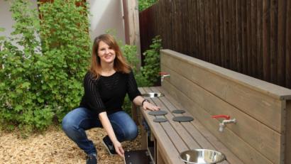 Bild: ads
Die neue Matschküche ist ein Ergebnis der fruchtbaren Zusammenarbeit des Hauses der Kinder mit dem Elternbeirat, über die sich Sonja Stock besonders freut.