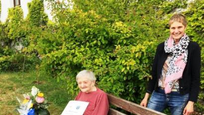 Bild: jp
Die 100-jährige Elisabeth Loos (links) feiert ihren Jubeltag im Seniorenheim in Kastl. Zu diesem besonderen Tag gab es zahlreiche Glückwünsche der Familie, aus der Politik und den evangelischen Kirchengemeinden Alfeld und Illschwang. Heimleiterin Monika Breunig (rechts) wacht dabei mit Argusaugen auf die Einhaltung der Hygienevorschriften wegen Corona und freut sich, dass ihre älteste Heimbewohnerin noch so gesellig und geistig beweglich ist.