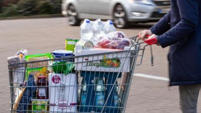 Symbolbild: Jens Büttner/dpa
Ein Einkaufswagen verursachte Blechschaden in Höhe von rund 1000 Euro in Sulzbach-Rosenberg. Er hatte sich nach dem Ausladen verselbstständigt.