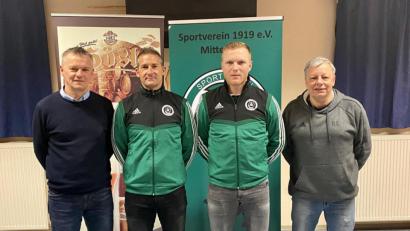 Bild: exb
Martin Schuster (Zweiter von rechts, bei seiner Vorstellung in Mitterteich im Januar) übernimmt ab 1. Juni das Traineramt beim SV Mitterteich.