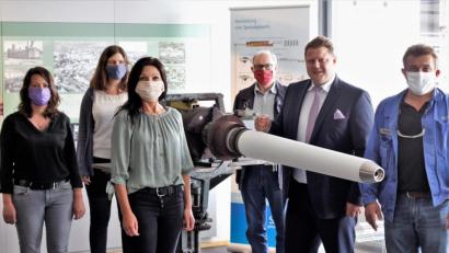 Bild: Schott AG/exb
Sie freuen sich über das besondere neue Ausstellungsstück: (von links) Nicole Schuller vom Museums-Team, Museumsfachkraft Barbara Habel, Marion Papsch vom Museums-Team, Rainer Gottas, Bürgermeister Stefan Grillmeier und Stadtrat und Schott-Mitarbeiter Klaus Schuller.