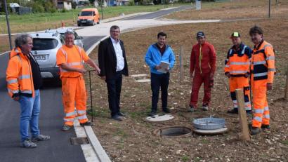 Bild: bö
Die Straße im neuen Wohnbaugebiet Ledererhang ist ab sofort für den Verkehr freigegeben. Bürgermeister Peter Braun (Dritter von links) nimmt zusammen mit den Bauhofmitarbeitern die Trasse ab.