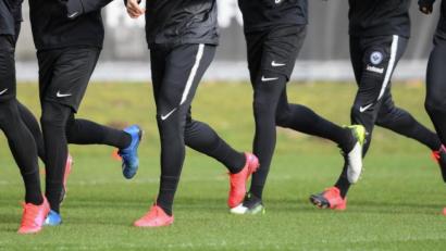 Bild: Arne Dedert
Viel zu wenig Abstand: So darf es aktuell nicht zugehen auf dem Trainingsplatz. Die meisten Fußballvereine in der Region haben, obwohl offiziell möglich, den eingeschränkten Trainingsbetrieb noch nicht aufgenommen.