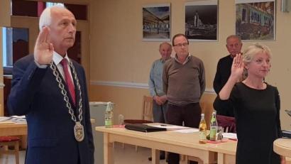 Bild: exb
Peter König vereidigt Ernie Bühl als Dritte Bürgermeisterin.