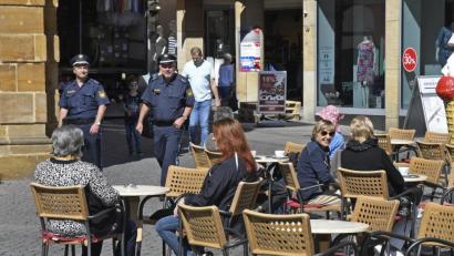 Bild: Petra Hartl
Unter dem aufmerksamen Blick einer Polizeistreife und bei bestem Frühlingswetter genießen die Gäste am Marktplatz den ersten Kaffee in den nach zweimonatiger Zwangspause wieder geöffneten Gastro-Betrieben. Pro Tisch dürfen meist nur zwei Personen Platz nehmen.