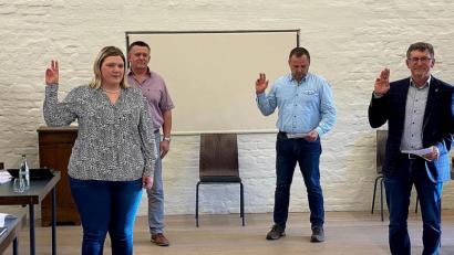 Bild: wro
Die neuen Markträte Veronika Höcht, Hermann Weiß, Johannes Bauernfeind und Johann Enslein (von links) wurden bei der konstituierenden Sitzung vereidigt.