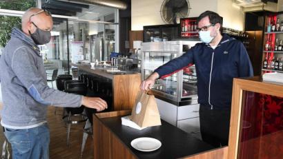 Bild: Petra Hartl
Ab Montag, 18. Mai, ist die Bewirtung von Gästen im Freien wieder erlaubt. Der Chef des Café Kult, Norbert Stöckl (rechts) glaubt, dass das Geschäft nur langsam wieder anlaufen wird. Wie in den vergangene Wochen wird es auch künftig Essen zum Mitnehmen geben.