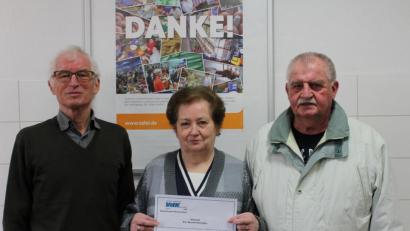 Bild: exb
VdK-Kreisvorsitzende Marianne Kies-Baldasty (Mitte) und ihr Stellvertreter Helmut Zetzel (rechts) überreichten die 1500-Euro-Spende an Bernhard Saurenbach, Vorsitzender der Amberger Tafel.