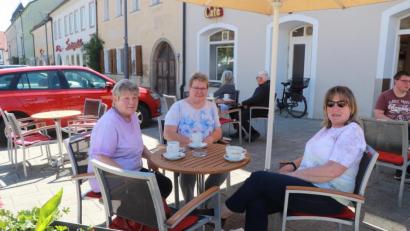 Bild: vlu
Heidi Ockl (rechts) genießt mit Tochter Silvia Strobl (53) und Freundin Maria Stich (60) ihren ersten Kaffee nach den Ausgangsbeschränkungen in der Tirschenreuther Innenstadt.