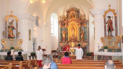 Bild: lg
Abstände und Alltagsmasken waren die Rahmenbedingungen für die Gläubigen bei der diesjährigen Feier des Patroziniums in der Johannisbergkirche.