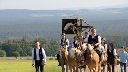 Bild: ads
Der Pfingstritt lockt alljährlich am Pfingstmontag Besucherscharen aus ganz Bayern nach Kemnath am Buchberg. Heuer fällt er wegen der Corona-Pandemie aus.